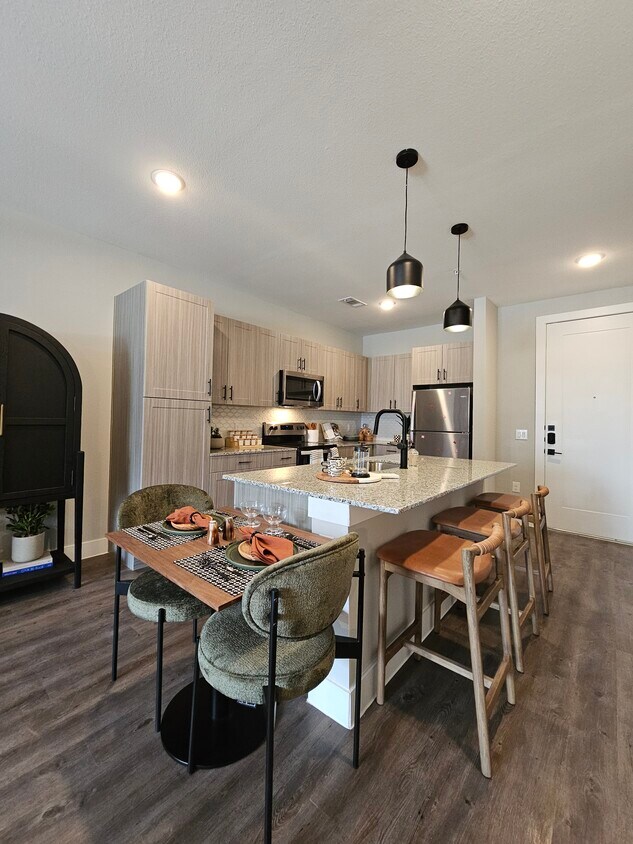 Grand kitchen island - 13000 Harris Ridge Blvd