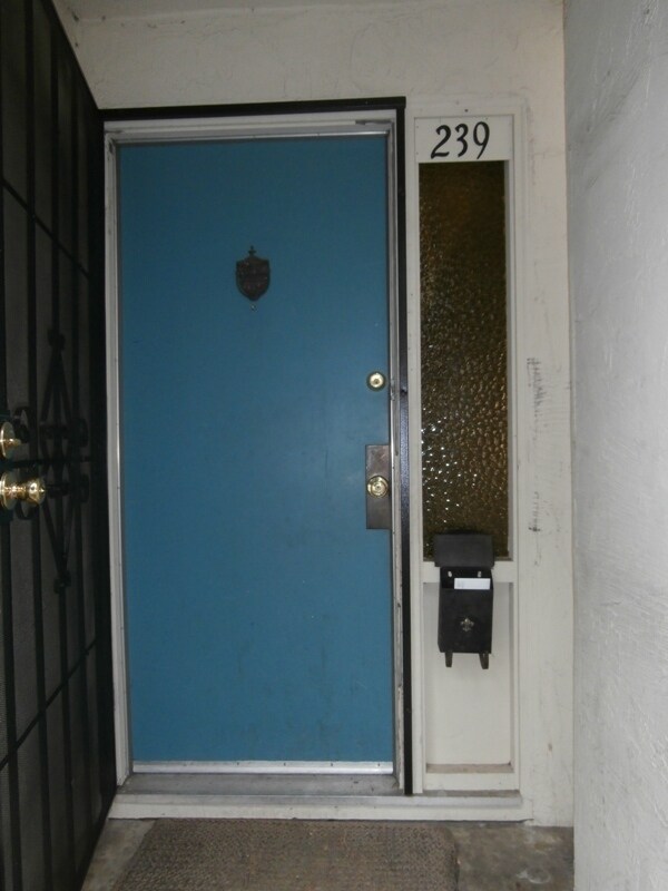 Building Photo - 4 Bedroom 1.5 Bathroom Townhouse (Acceptin...