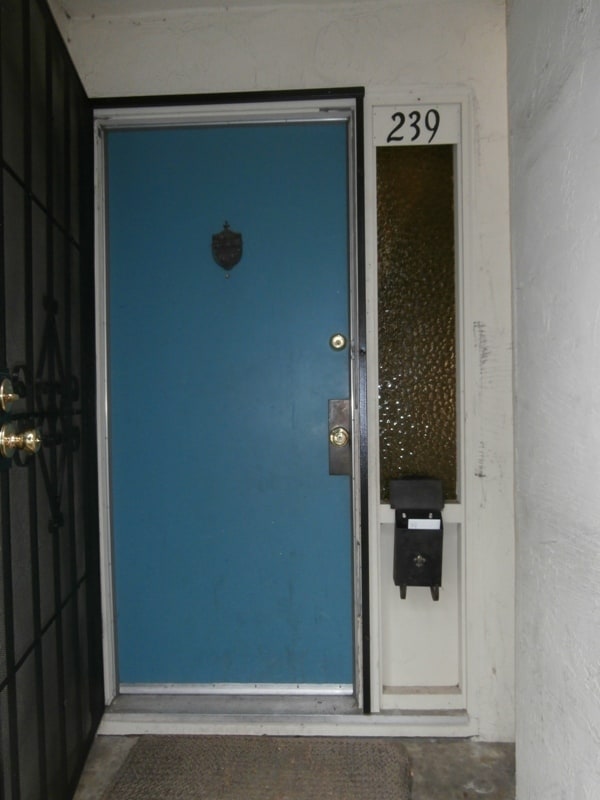 Building Photo - 4 Bedroom 1.5 Bathroom Townhouse (Accepting Section 8)
