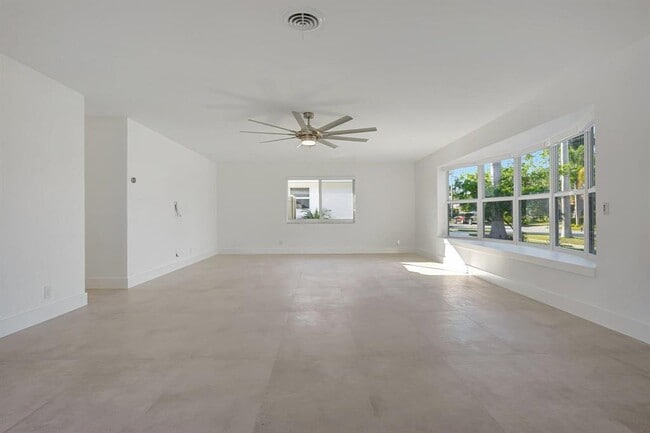 Building Photo - 1478 NE 57th Ct