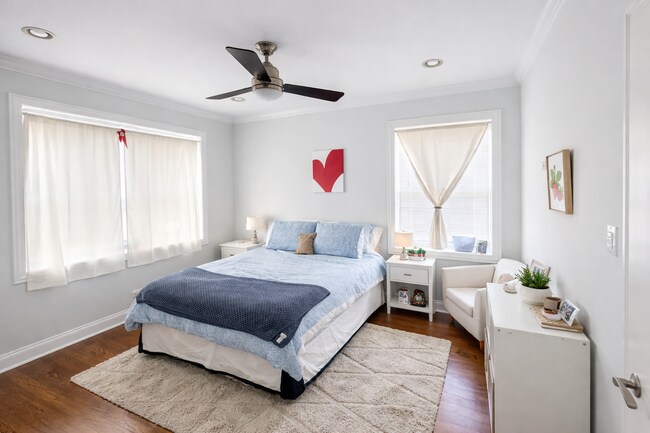 Building Photo - 2467 N Clark St