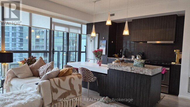 Photo du bâtiment - 101 Charles St E