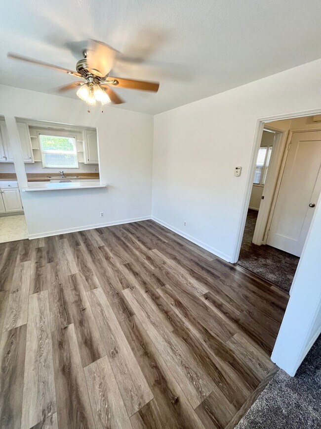 Foto del edificio - Vine Street Charmer 2 Bedroom 2 Bathroom Single Family Home Available 02/01/2026 **DO NOT DISTURB...