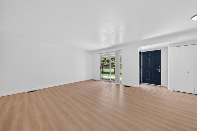 Amplia sala de estar - Shelby Meadows Apartments