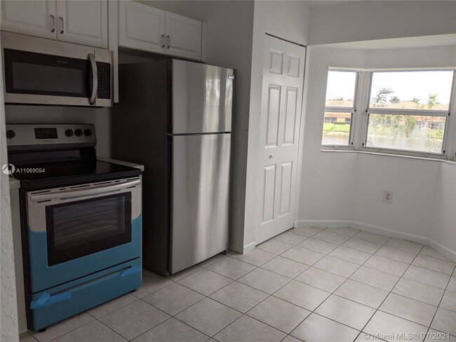 Building Photo - 3482 Briar Bay Blvd