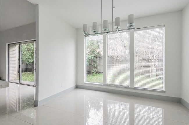 Building Photo - 1022 Forest Home Dr