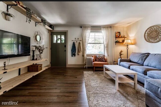 Building Photo - 2 br, 1 bath Townhome - 530 N Chestnut St