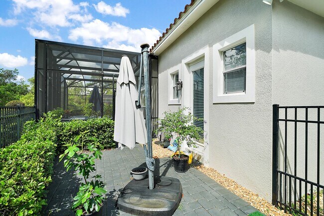 Foto del edificio - Stunning 5-Bedroom Pool Home in Gated Comm...