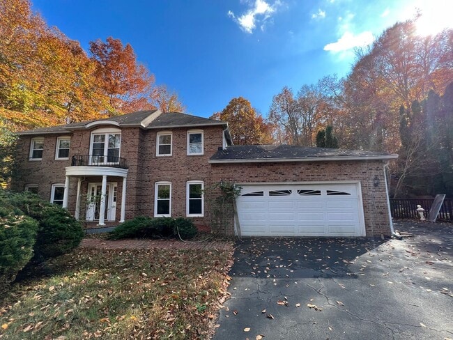 Building Photo - Spectacular 3 Bed 3.5 Bath Brick Home in Scenic Riverview Estates