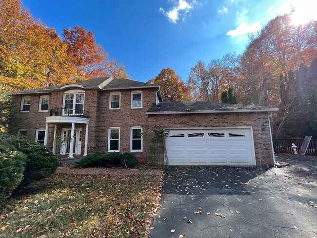 Foto del edificio - Spectacular 3 Bed 3.5 Bath Brick Home in Scenic Riverview Estates