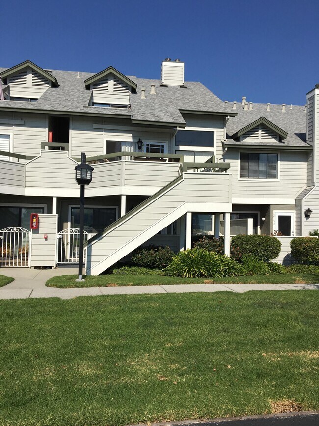 Front view - 2151 Vista Del Mar St