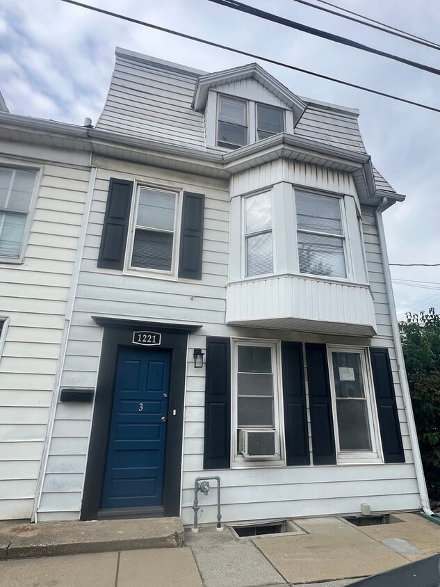 Primary Photo - 1221 E Philadelphia St