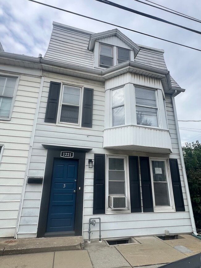 Building Photo - 1221 E Philadelphia St