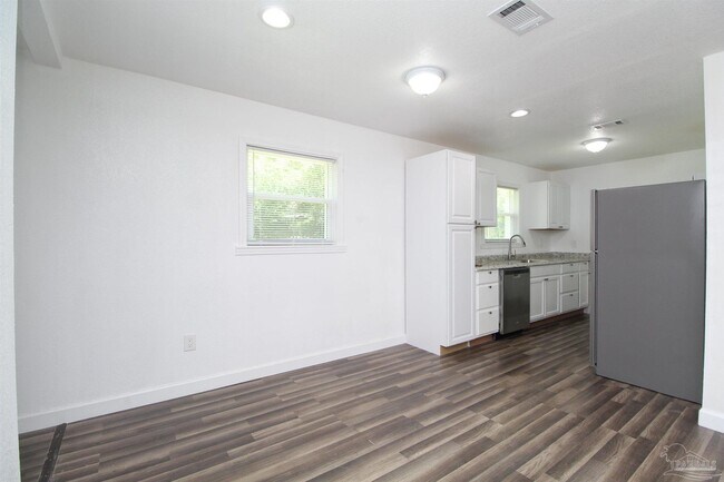 Foto del edificio - 6037 Syrcle Ave