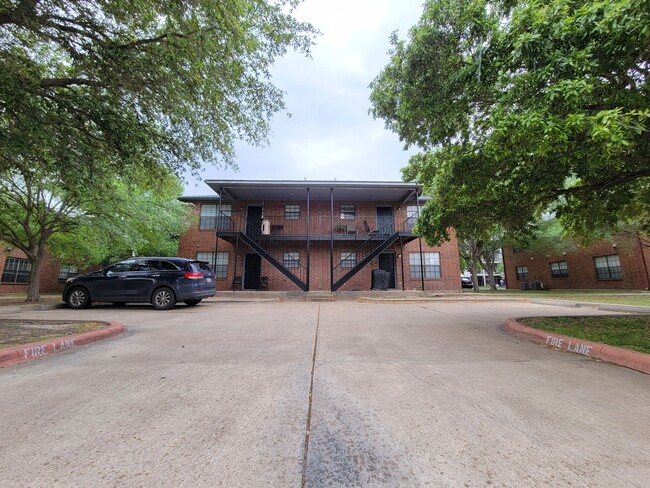 Building Photo - College Station - 3 bedroom / 2 bath 4 plex- downstair units.