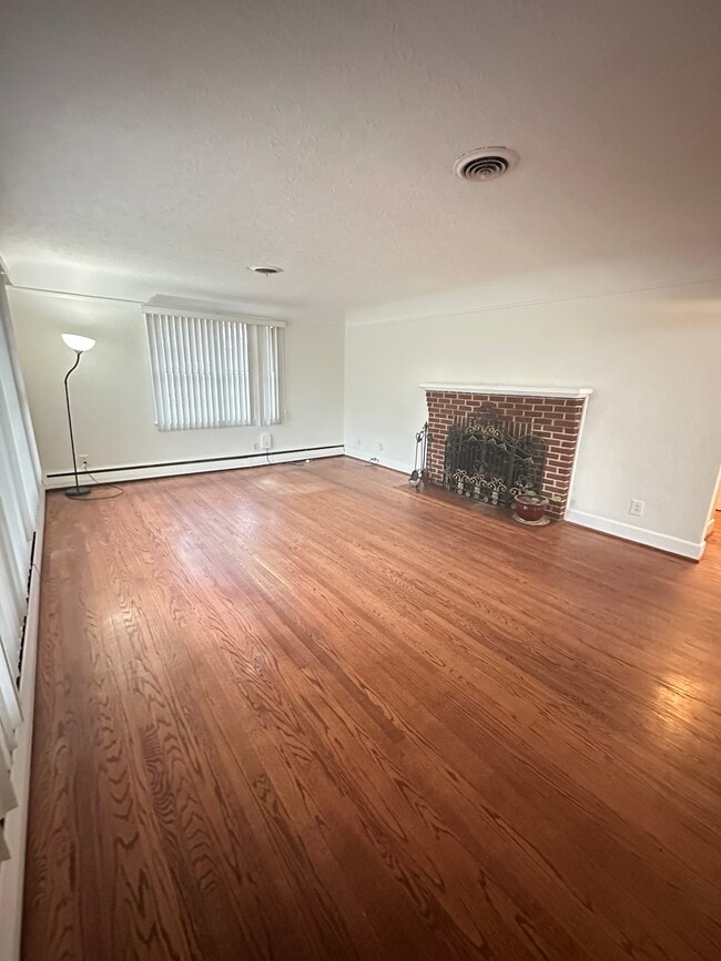 Building Photo - 475 E Bayview Blvd