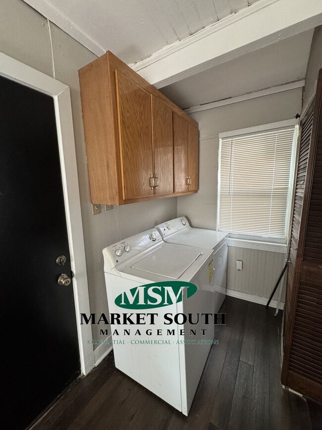 Building Photo - CUTE MIDTOWN BUNGALOW- AVAILABLE NOW!