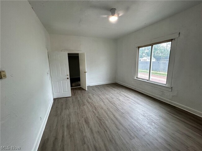 Building Photo - 3654 E 53rd St