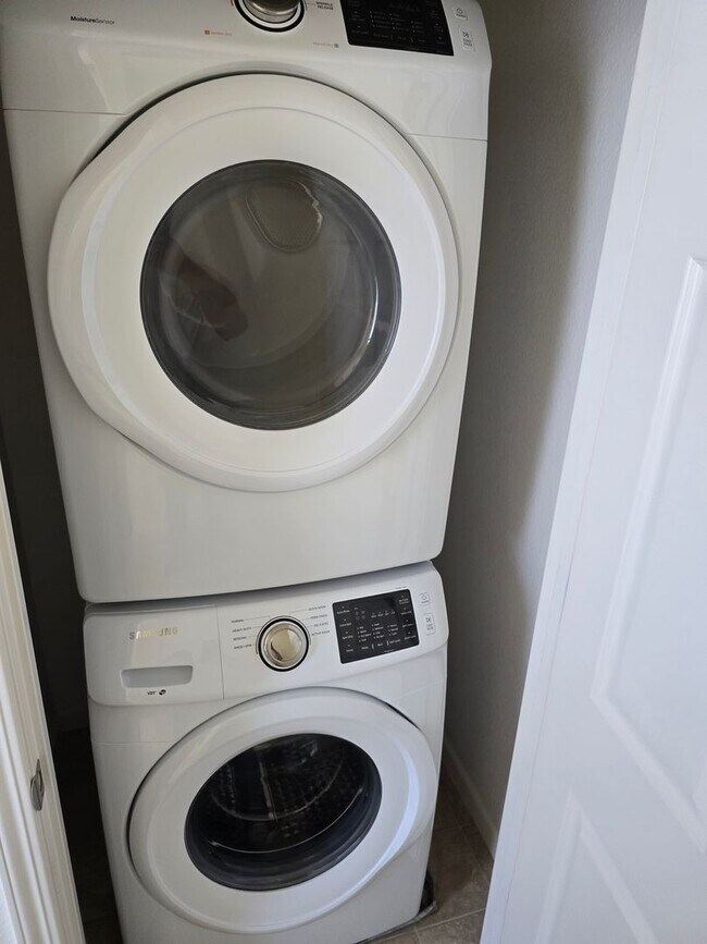 Building Photo - COMING SOON! Beautiful 3 bedroom 2 Bath ho...
