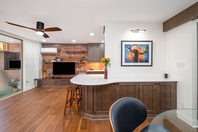 Building Photo - Beautiful 1BD/1BTH mid-rise condo in Myers...