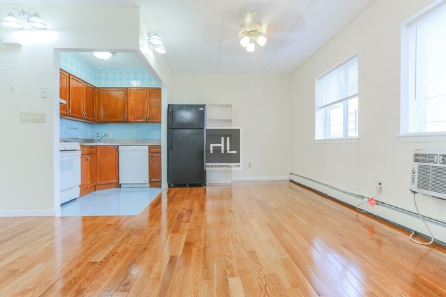 Building Photo - Newly Renovated 2 Bedroom w/ Dishwasher
