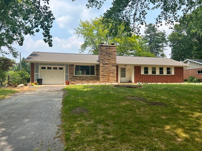 Building Photo - Charming 3 BR/2 BA Single-Family Home in E...