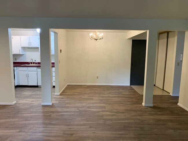 Foto del edificio - One month off rent!!!! Spacious well maint...