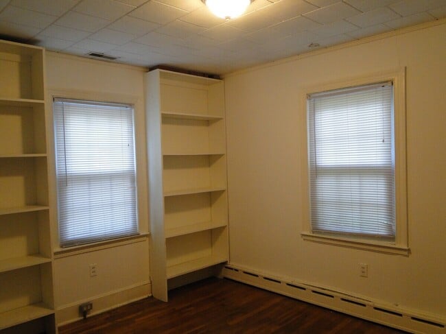 Building Photo - 106 Pine St