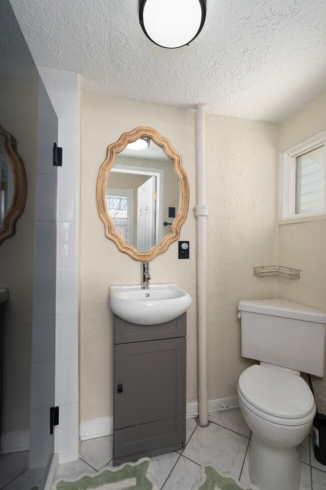 Foto del edificio - 411 W 9th St