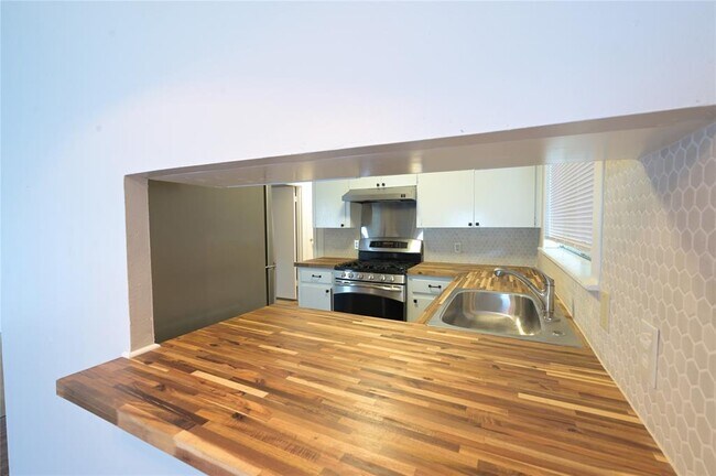 Foto del edificio - 2303 Western Trails Blvd