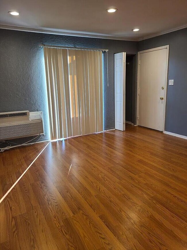 Sala de estar - 2245 Nichols Rd