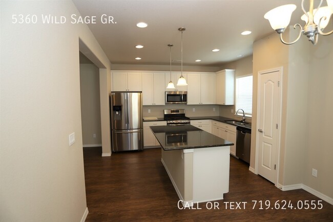 Building Photo - Incredible two-story townhouse for rent