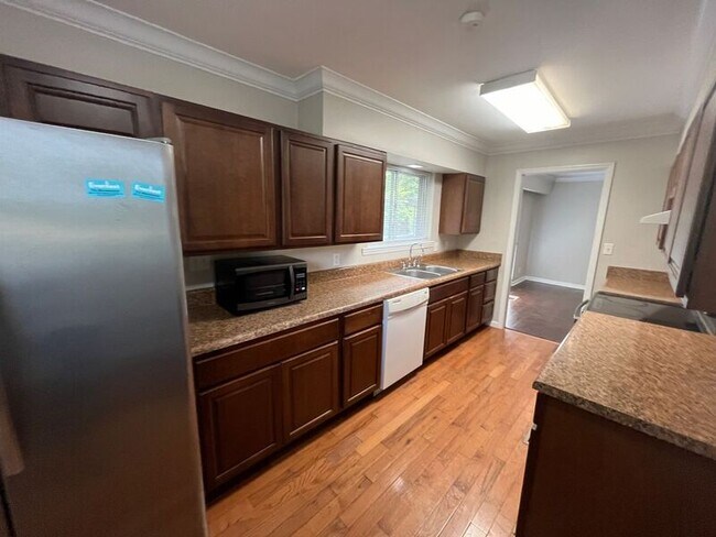 Building Photo - 5526 Crestview Dr