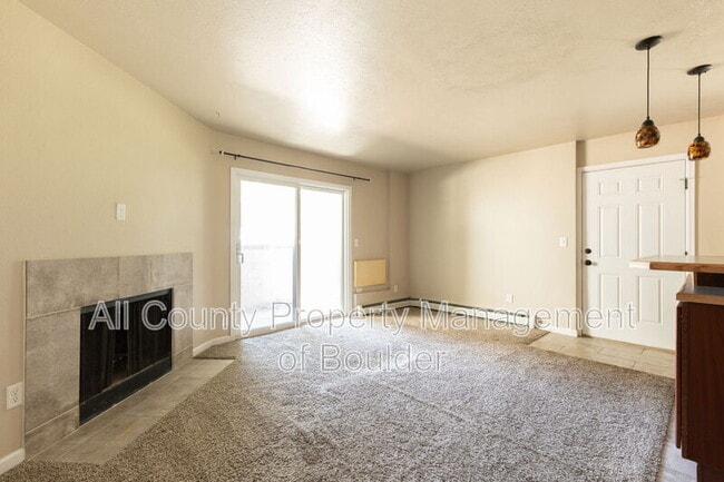 Building Photo - 695 Manhattan Dr