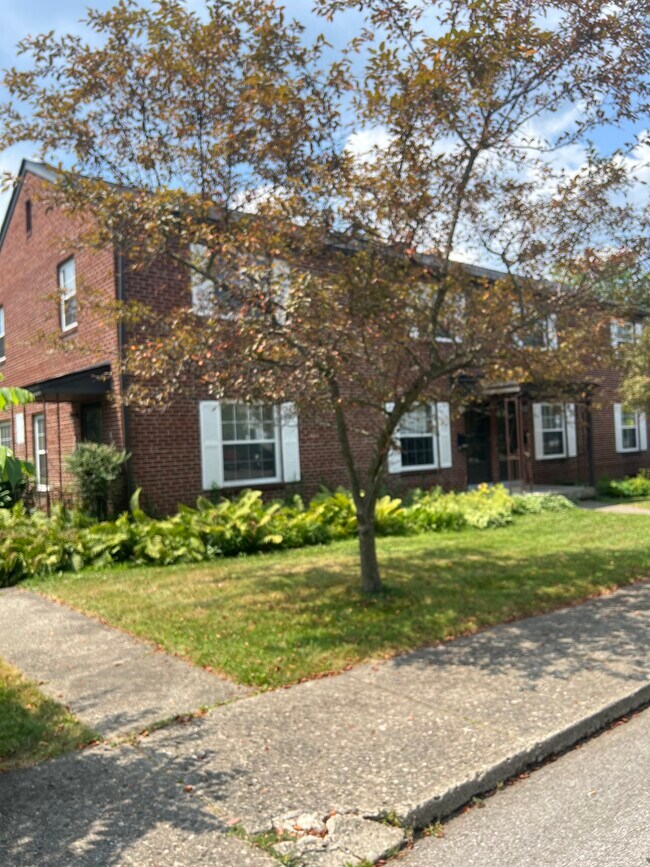Building Photo - 5 E Riverglen Dr