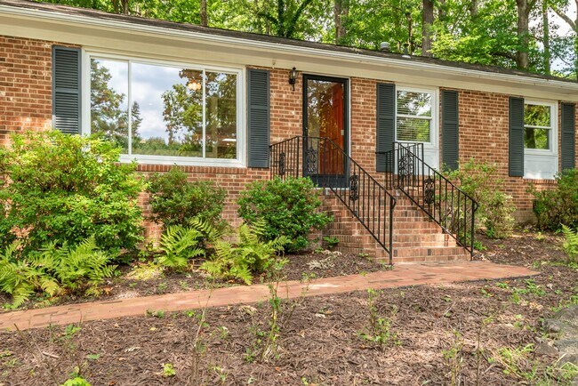 Building Photo - Charming Brick Ranch in Heritage Hills