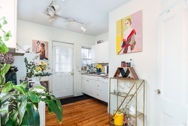 Kitchen - 170 Austin St