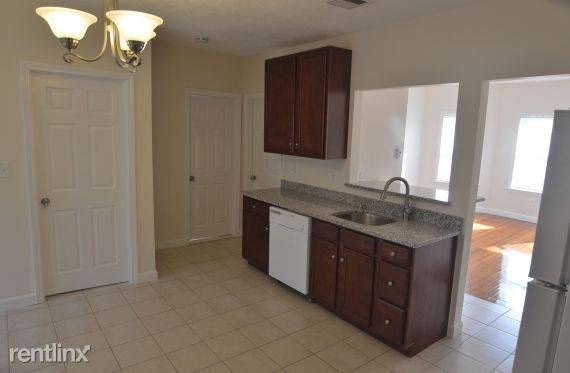 Building Photo - 2 br, 1 bath Apartment - 293 School St Apt 3