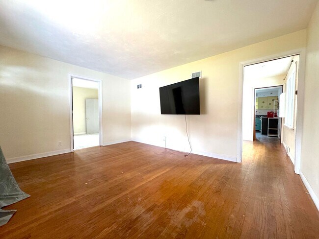 Foto del edificio - 2 Bed 1 Bath in WEBSTER GROVES w/ Fenced Yard