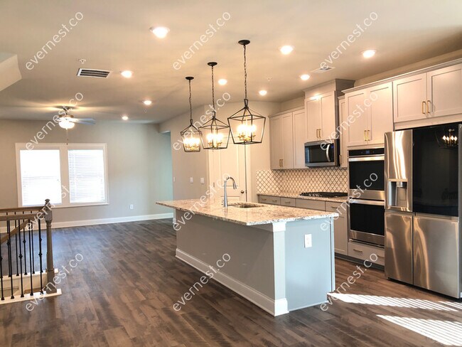 Building Photo - Beautiful Tri-level Executive End Unit 4 Bed/ 3.5 Bath townhome!  Coming Soon!