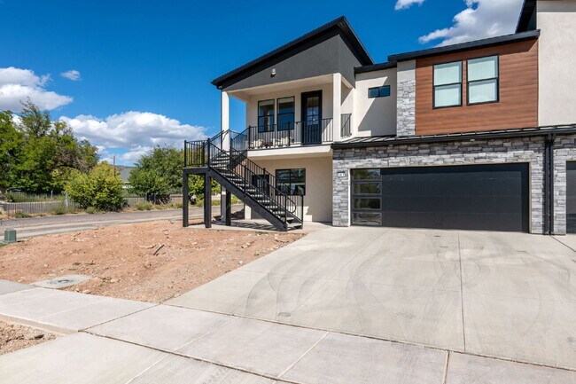 Foto del edificio - Female Only - Private room with private bathroom in a brand new townhome at Lavista Hillside Char...