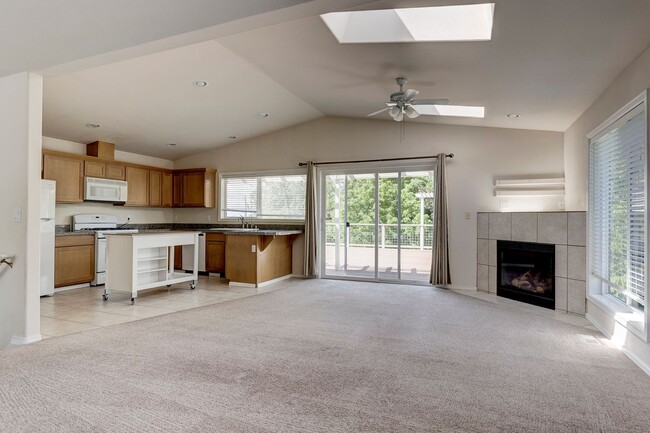 Foto del edificio - Spacious 2+ Bedroom Home on Corner Lot in ...