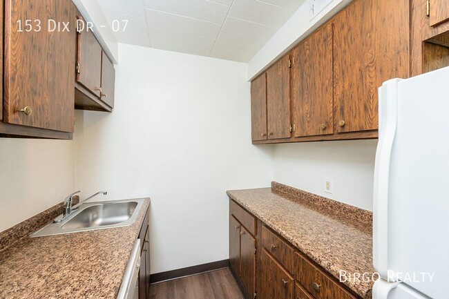 Building Photo - LOOK & LEASE SPECIAL - Newly Renovated Uni...