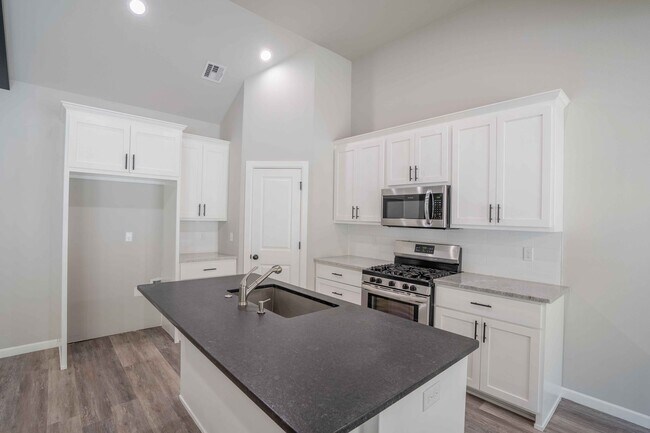 Foto del edificio - Stunning 3 Bed 2 Bath In Quiet Neighborhood