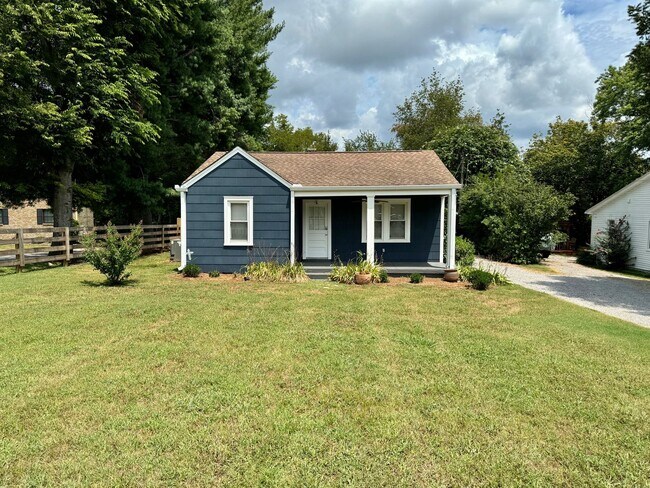 Foto del edificio - Nature Lovers - 3 Bed, 1 Bath Home w/ 1 Car Garage Close to Downtown Franklin