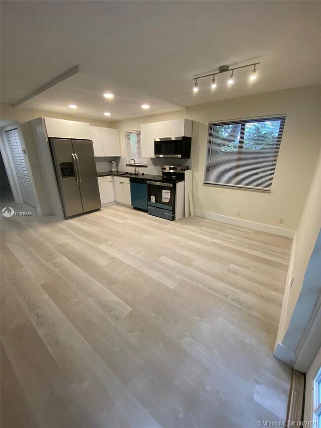 Foto del edificio - 615 NE 26th St