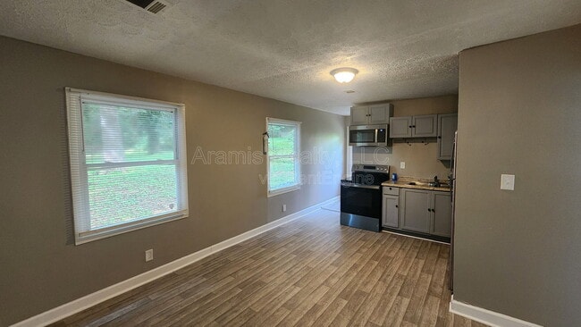 Building Photo - 305 Banberry Dr SE