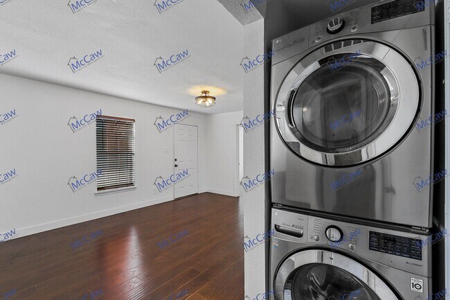 Building Photo - Adorable 2/1 in Jacksboro!