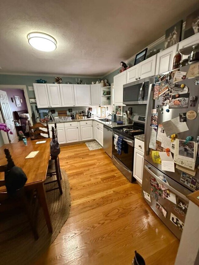 Foto del edificio - Spacious and updated 3-bedroom condo just 2 blocks from Airport T Station!