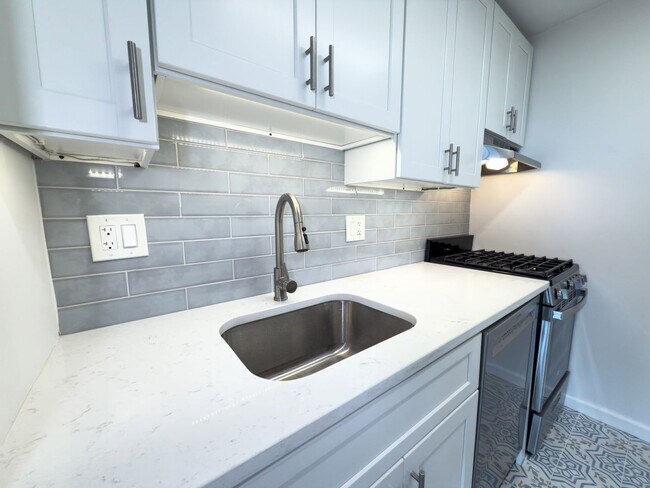 Foto del edificio - New Price 1,575. Sunny Top Floor Junior On...